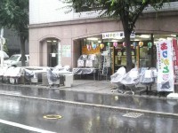 ありがとう屋博多店、生憎の雨ですが元気に開店です！！