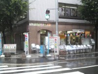 ありがとう屋博多店、生憎の雨ですが元気に開店です！！