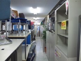 店内所狭しと中古オフィス家具を積みまくりです！