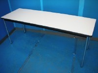 中古オフィス家具の会議テーブルです！大きめサイズで広々！