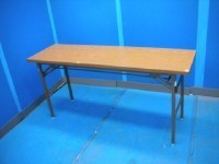 中古オフィス家具の折りたたみテーブルです！収納しやすくて便利ですね！