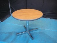 中古オフィス家具の丸テーブルです！小さいサイズが人気です！