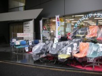 中古オフィス家具の専門店ありがとう屋です！あいにくの雨ですが元気に開店！