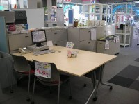 中古オフィス家具を大量展示中！